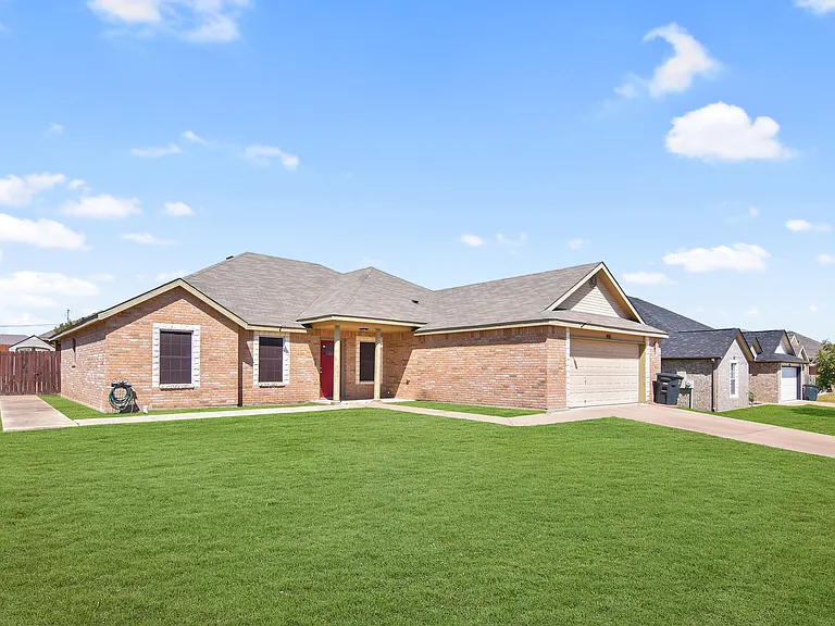401 Dixon Dr — Photo 3