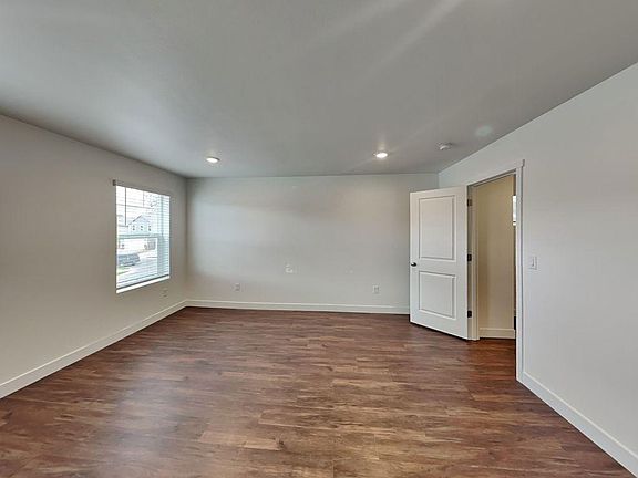 4th image of 4927 87th Ave NE