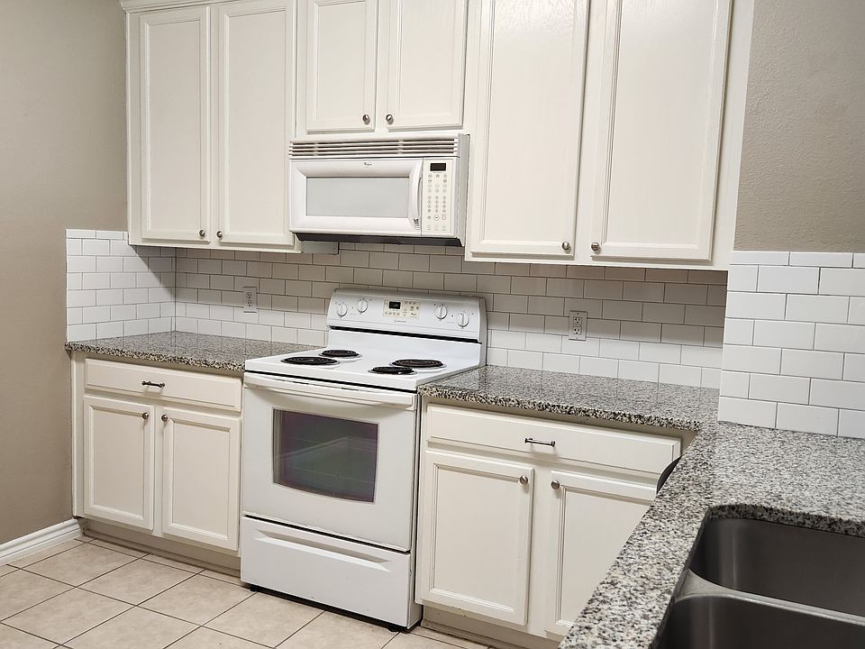kitchen , self cleaning oven, double deep sinks, dishwasher side of sink