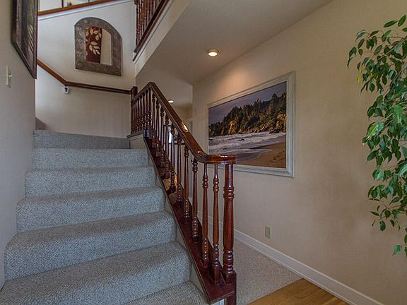 4th image of 692 Underwood Dr
