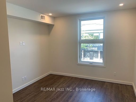 3rd image of 16 Simcoe St S
