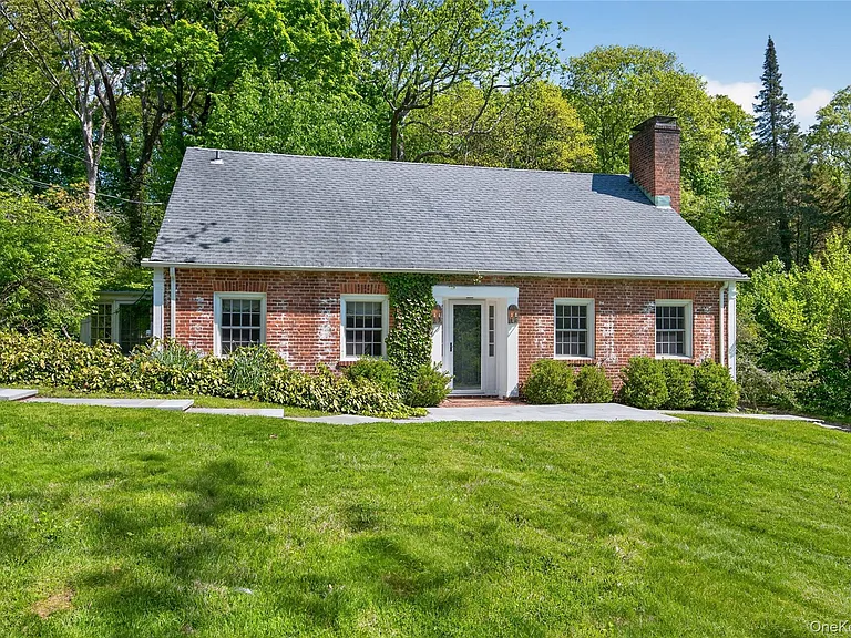 490 Duck Pond Rd — Photo 2