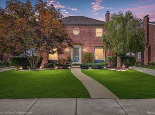 1585 Fairholme Rd, Grosse Pointe Woods, MI 48236