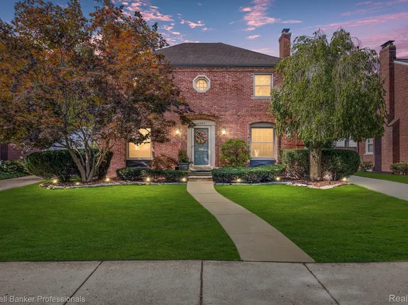 1585 Fairholme Rd, Grosse Pointe Woods, MI 48236