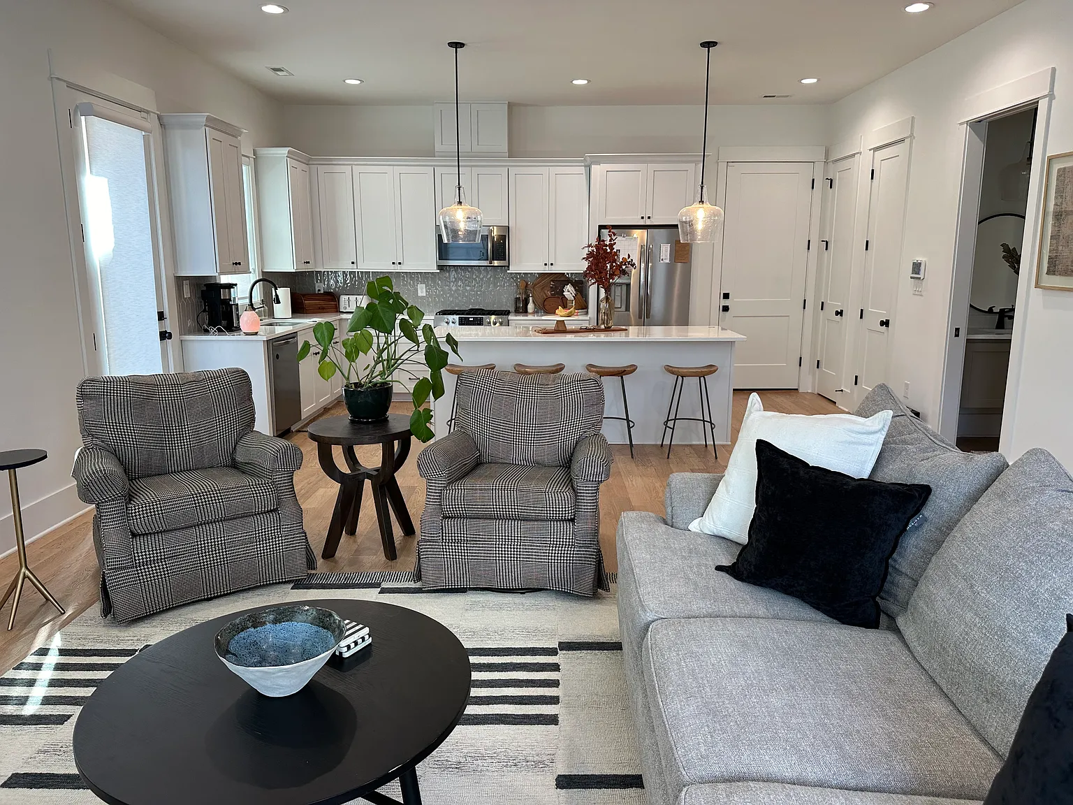 2 bed, 2.5 bath, 1750 sqft, $4,000 — Photo 2