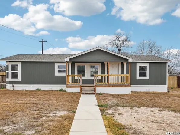 101 Natchez St, Poth, TX 78147