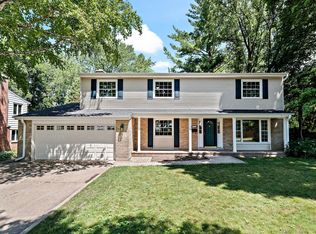 404 W Witchwood Ln, Lake Bluff, IL 60044