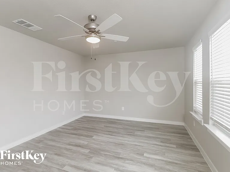 340 Niki Dr — Photo 10