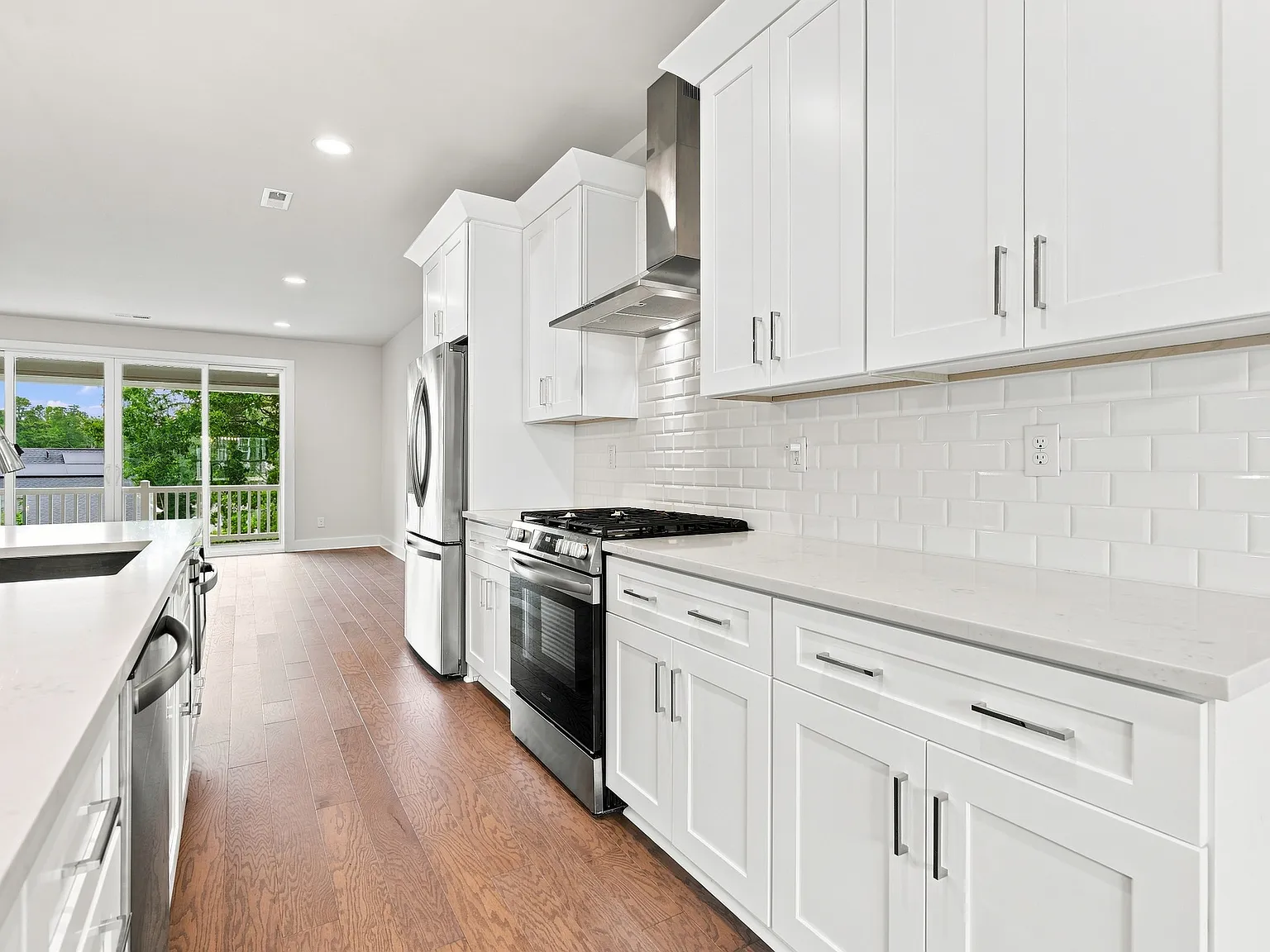 3 bed, 3.5 bath, 2402 sqft, $3,300 — Photo 2