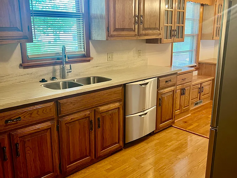 2556 Marvin St — Photo 3