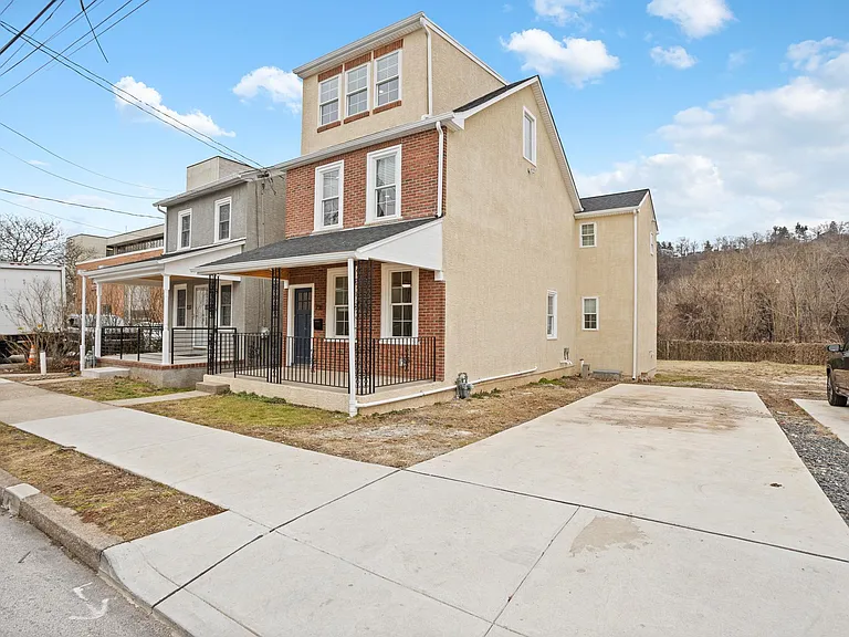 731 E Elm St — Photo 3