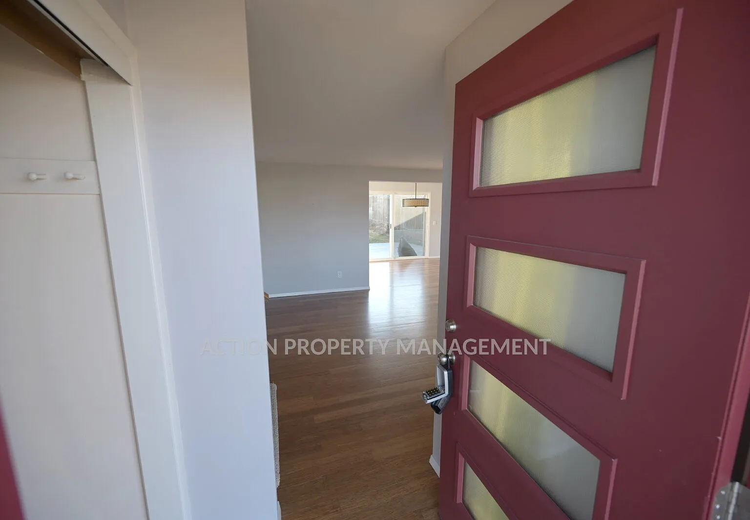 4 bed, 2.0 bath, 1861 sqft, $2,500 — Photo 3