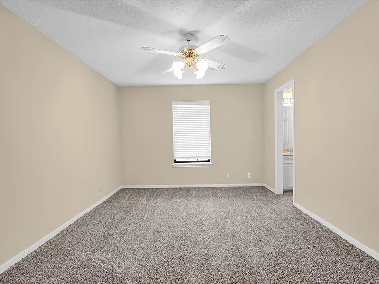 611 N Hickory St — Photo 22