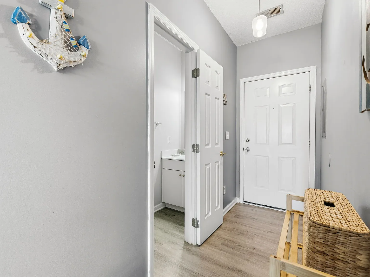 1 bed, 1.5 bath, 790 sqft, $1,325 — Photo 2