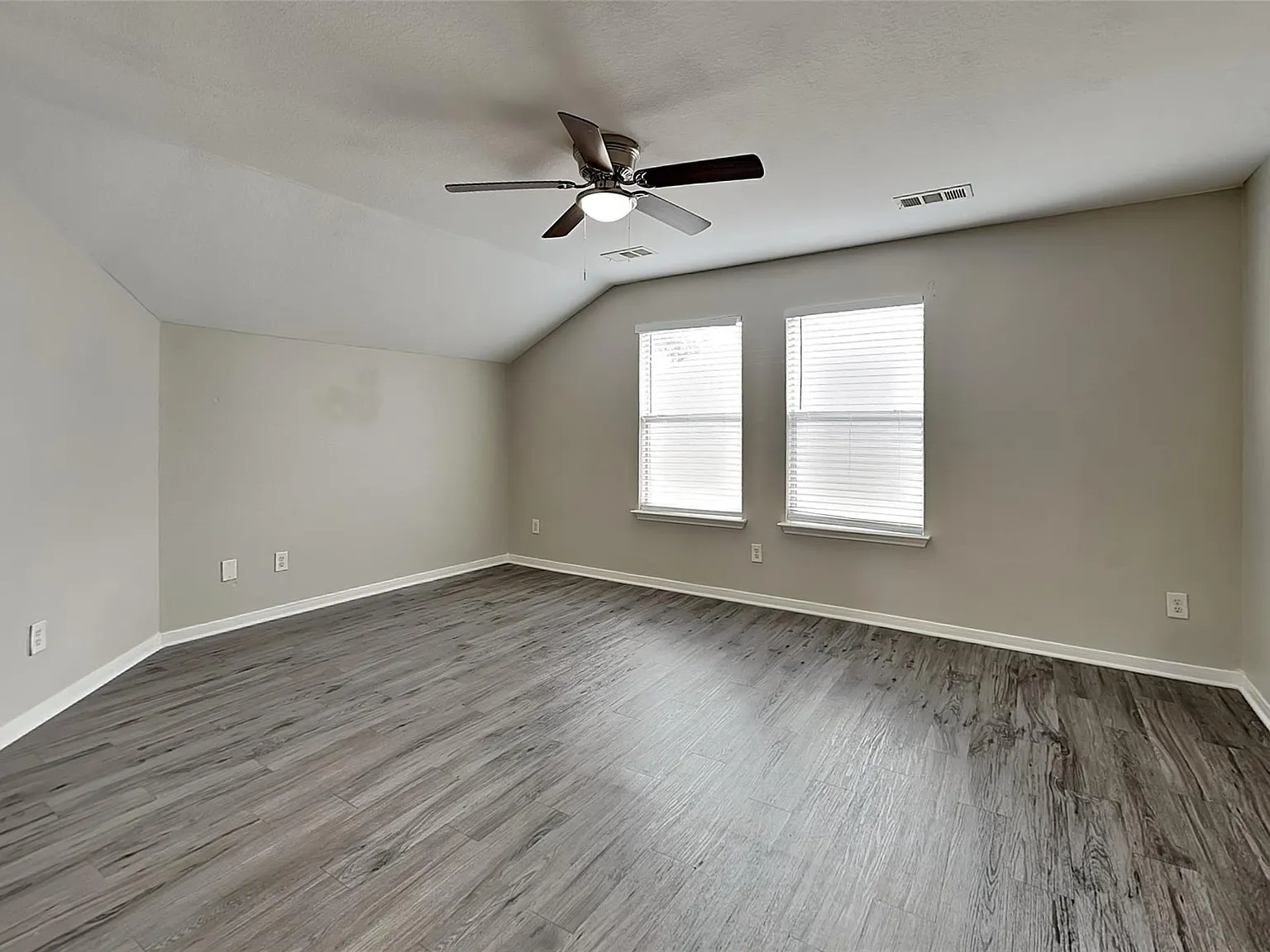 4 bed, 2.5 bath, 2504 sqft, $2,240 — Photo 4