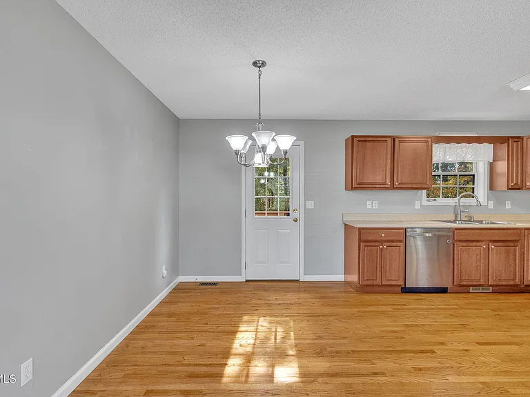 1125 Faye St — Photo 14