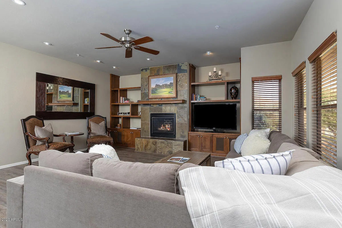 3 bed, 2.0 bath, 1843 sqft, $4,000 — Photo 4