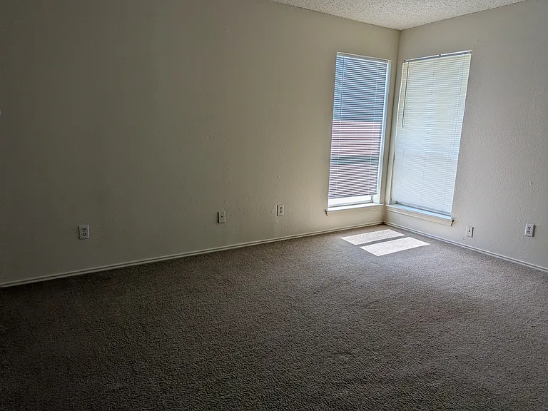 1002 Mitchell Ln — Photo 3