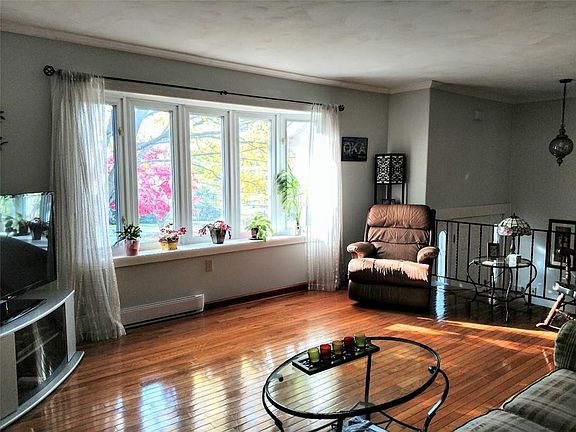 5th image of 4 Hillcrest Dr
