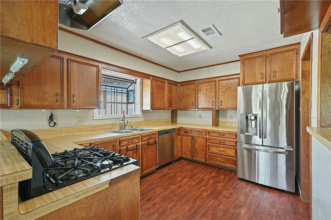 3 bed, 1921 sqft, $1,995 — Photo 3