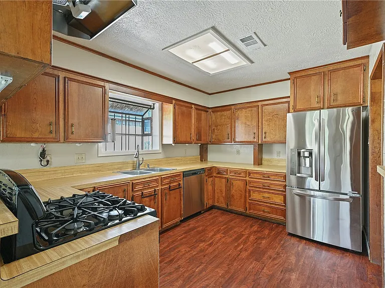 2505 Rustling Oaks Dr — Photo 3