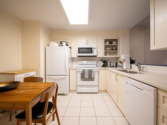 4th image of 2628 Ash St #204
