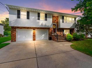 37 Valley Ct, Secaucus, NJ 07094