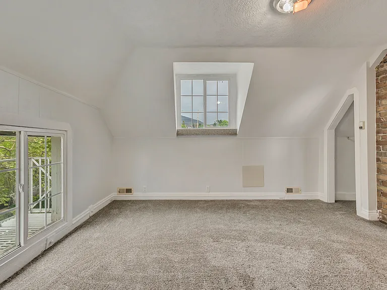 1040 E 200 S — Photo 11