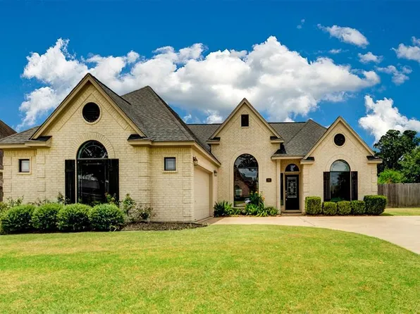 111 Mallard Dr, Clute, TX 77531