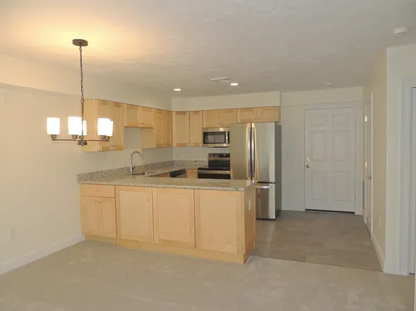 28 Green Leaves Dr #827, Amherst, MA 01002