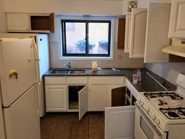 2121 Williamsburg Dr APT 302, Waukegan, IL 60085