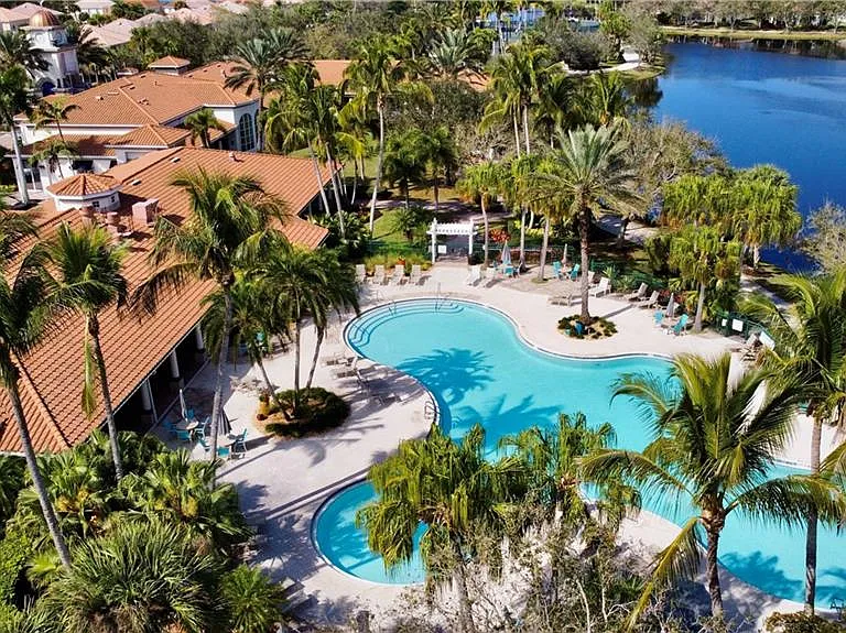 Resort Style Pool w/ Clubhouse Italian Restaurant