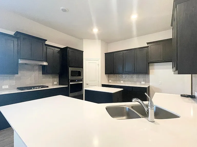2924 Log Cabin Dr — Photo 6