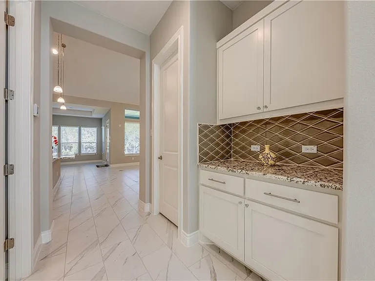 705 Campino Dr — Photo 17