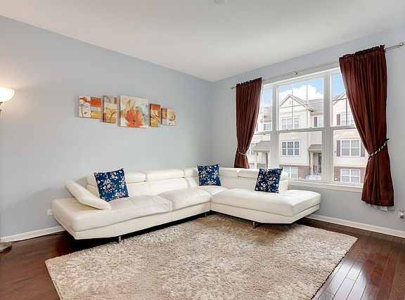 4th image of 222 Wildflower St