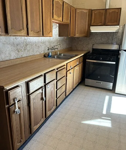 106 Newton St — Photo 7