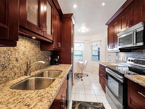 2nd image of 1251 SW Sw 125th Avenue #405T