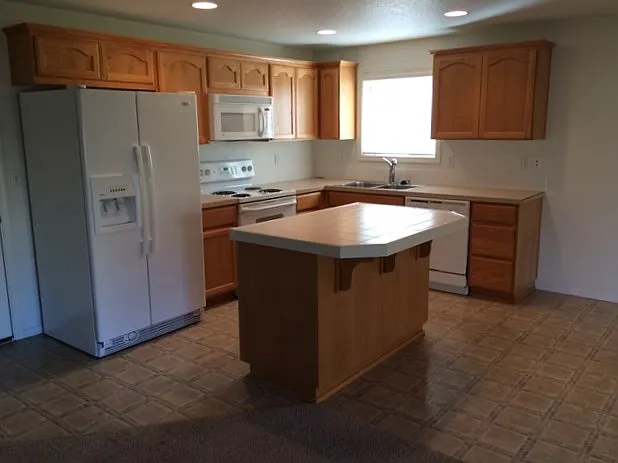 3 bed, 2.0 bath, 1326 sqft, $2,275 — Photo 2