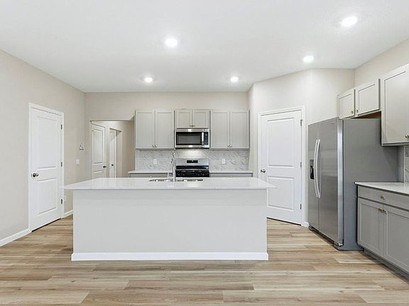 3rd image of 1059 Catesby Ct