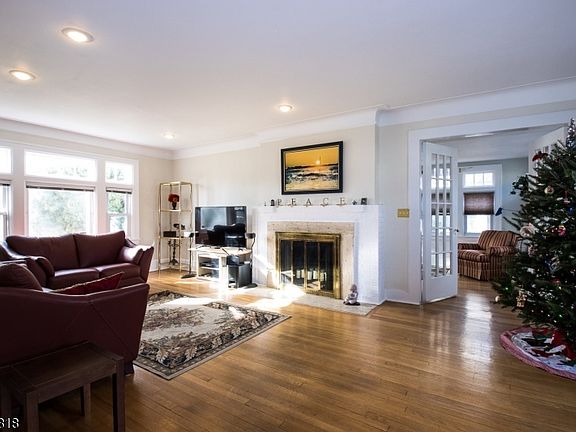 3rd image of 340 Irving Ave