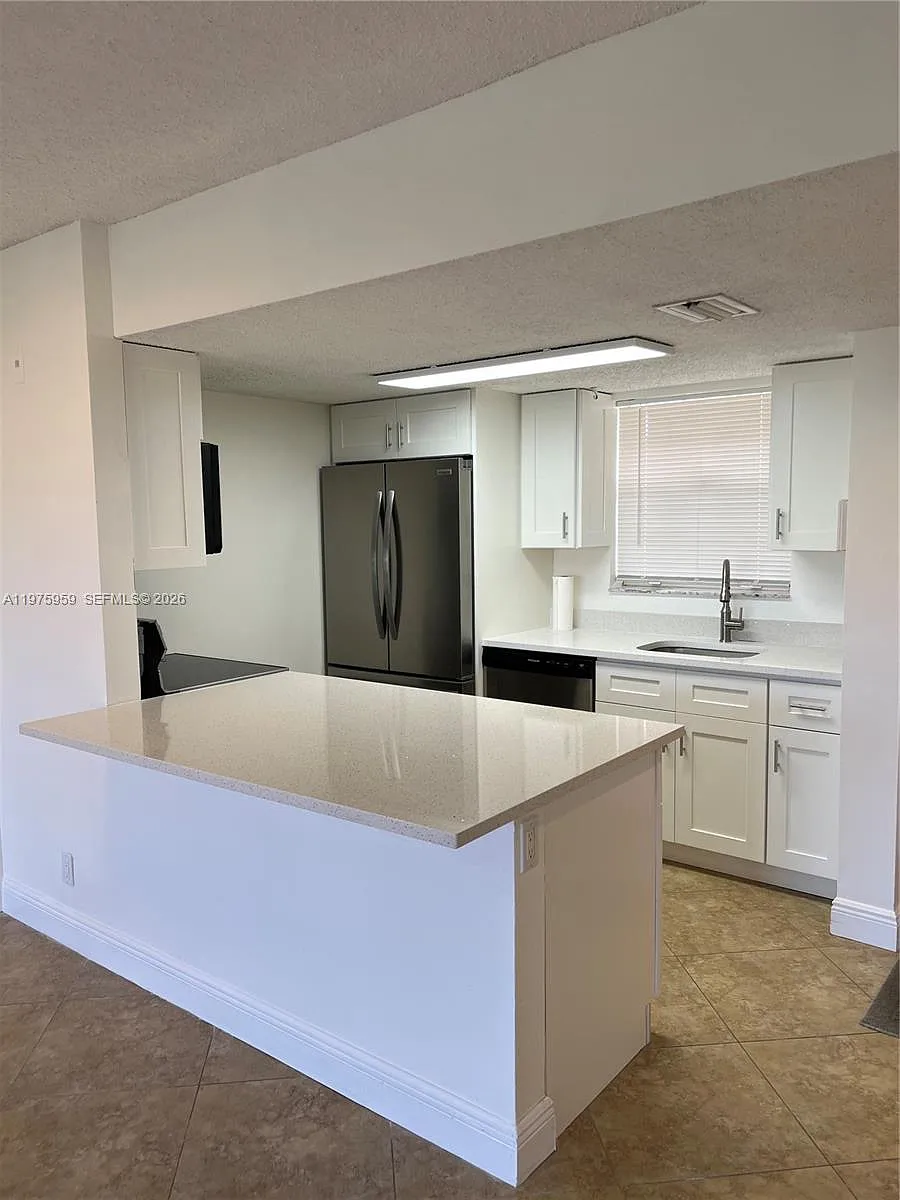 Building Photo - 6292 La Costa Dr #C