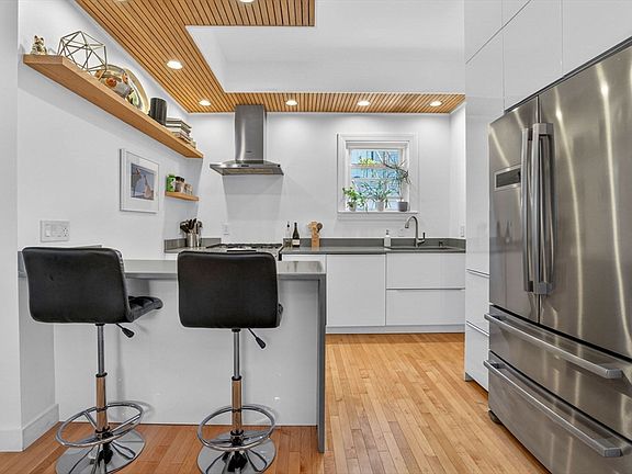 2nd image of 26 Newbury St #2