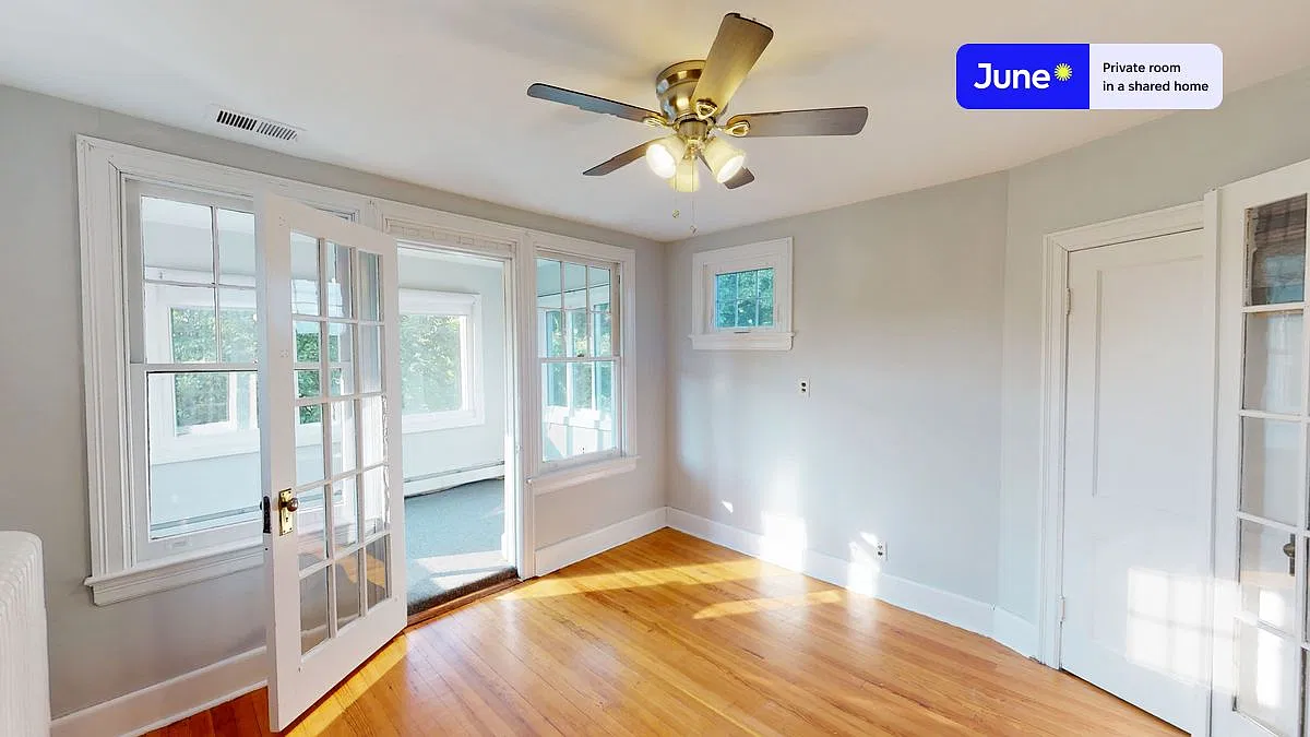 1214 Michigan Ave NE — Photo 2