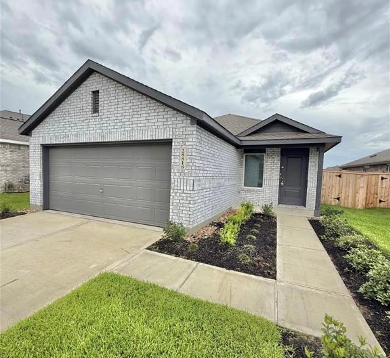 4 bed, 2.0 bath, 1690 sqft, $1,900 — Photo 2