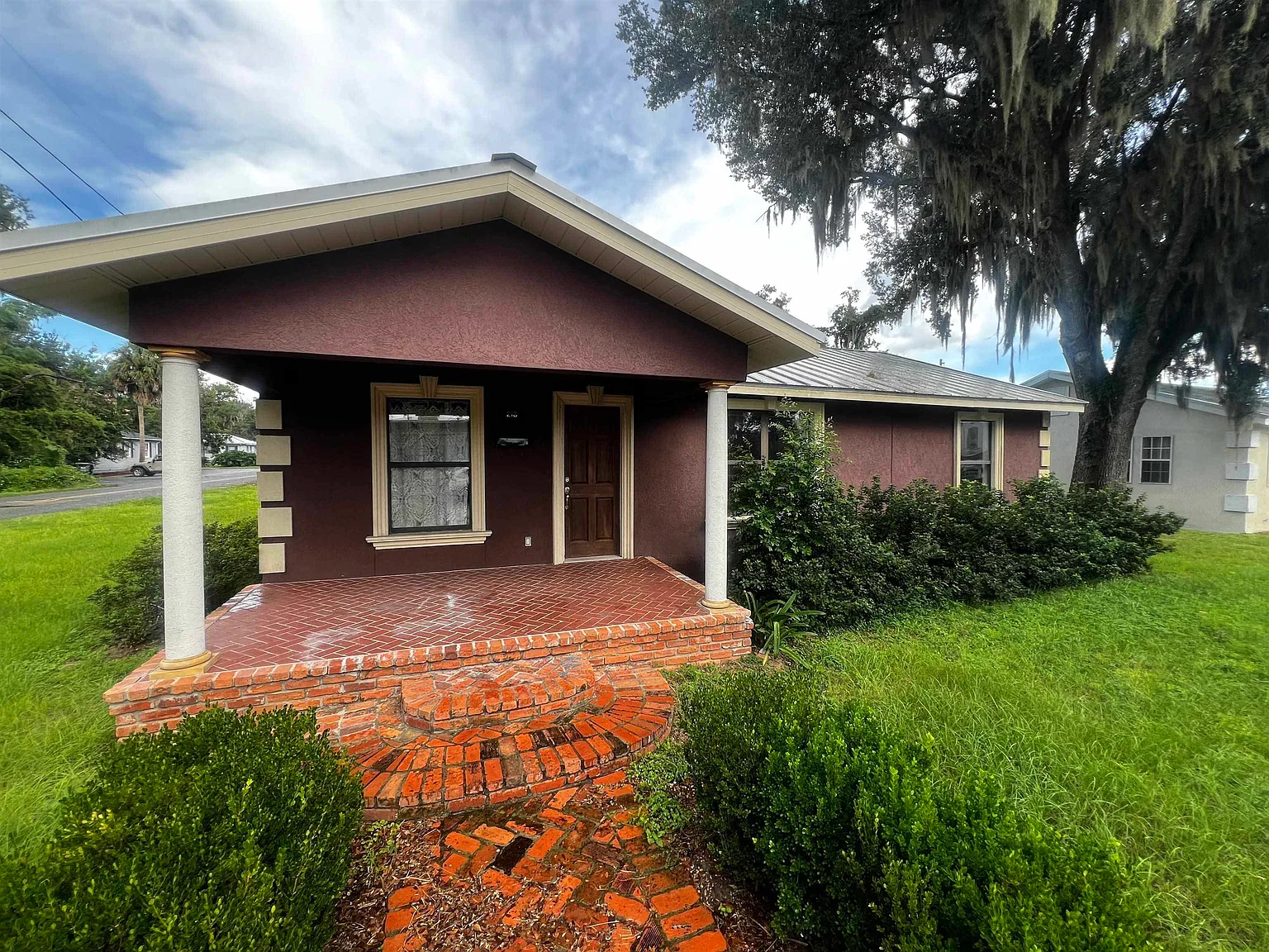 3 bed, 1.0 bath, 1176 sqft, $1,200 — Photo 1