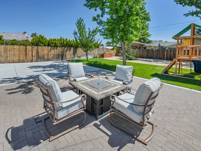 620 Belgrave Ave — Photo 40
