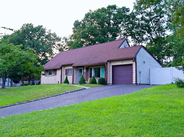 9 Hudson Street, Coram, NY 11727