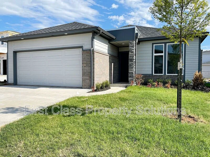 3 bed, 2.0 bath, 1710 sqft, $1,895 — Photo 1