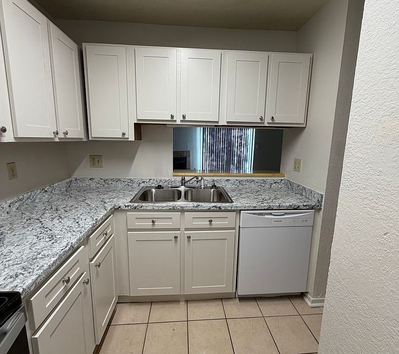 1st image of 606 W Collins St