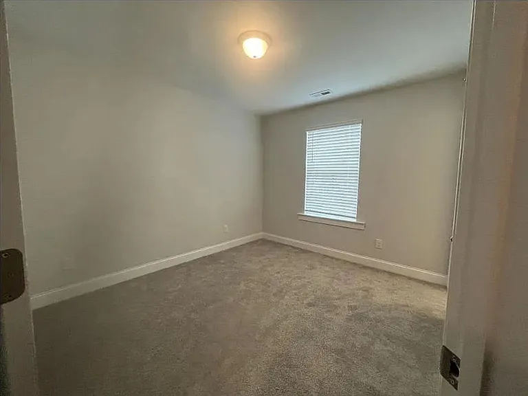 330 Old Grove Ln — Photo 6